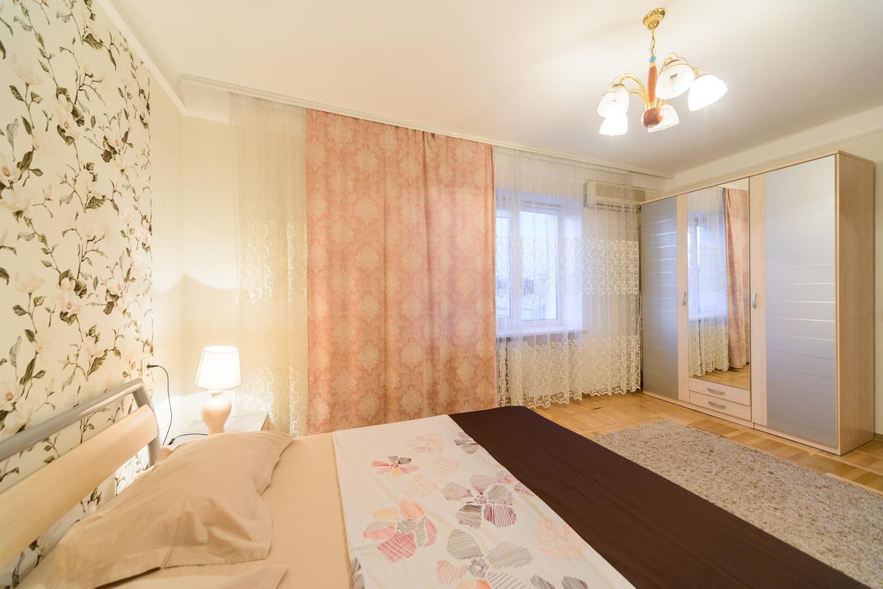 Apartment On Lesi Ukrainky Blvd 基輔 外观 照片